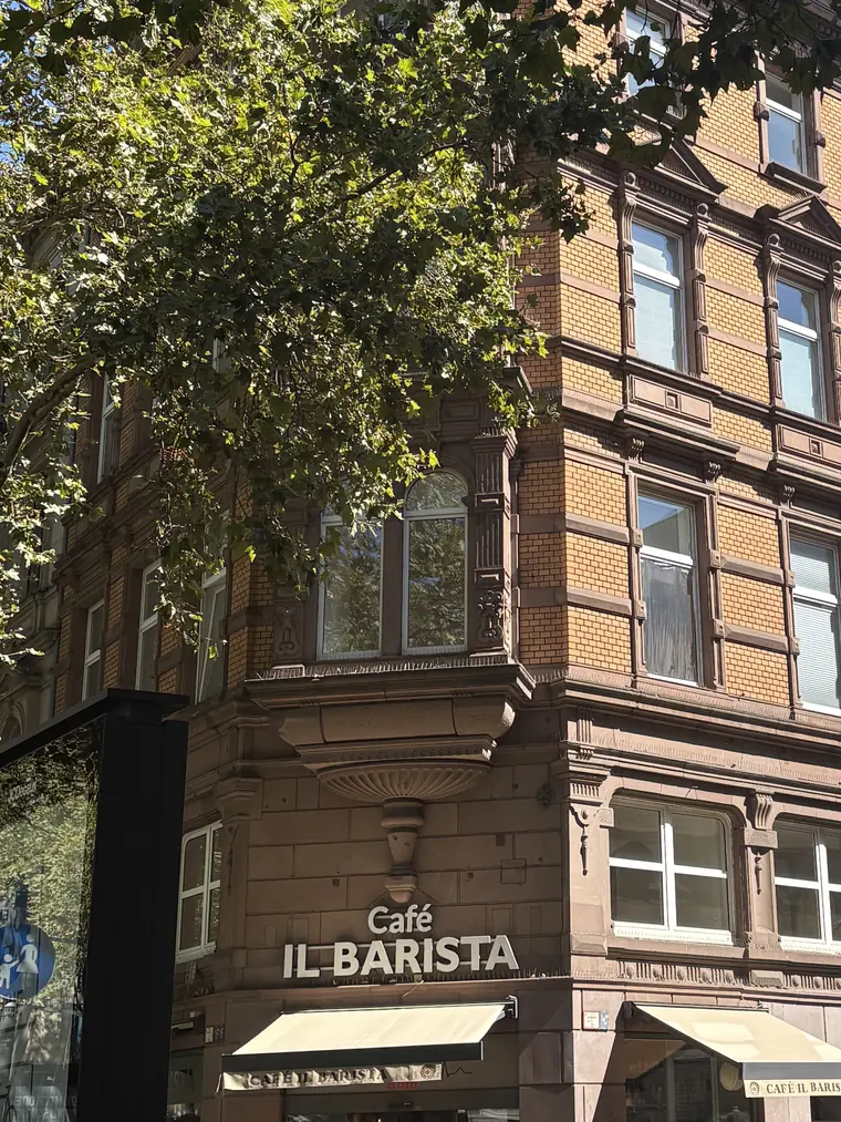 Der Altbau am Hohenzollernring 28, Ecke Ehrenstraße in Köln, mit dem Café Il Barista im Erdgeschoss