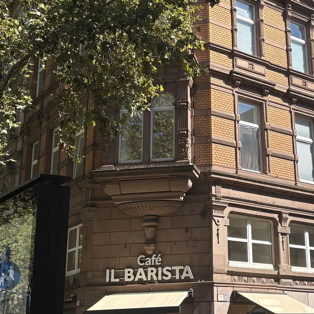 Der Altbau am Hohenzollernring 28, Ecke Ehrenstraße in Köln, mit dem Café Il Barista im Erdgeschoss